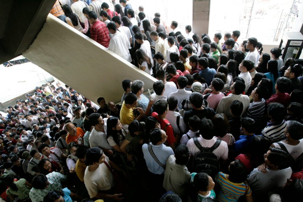 Overcrowded Metro Manila overpopulation population density