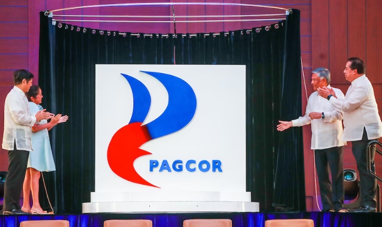 President Bongbong Marcos and First Lady Liza Araneta-Marcos joins PAGCOR Chairman Alejandro H. Tengko at the unveiling of the government-owned corporation's new logo on July 11. (Photo: Jonathan Cellona, ABS-CBN News)