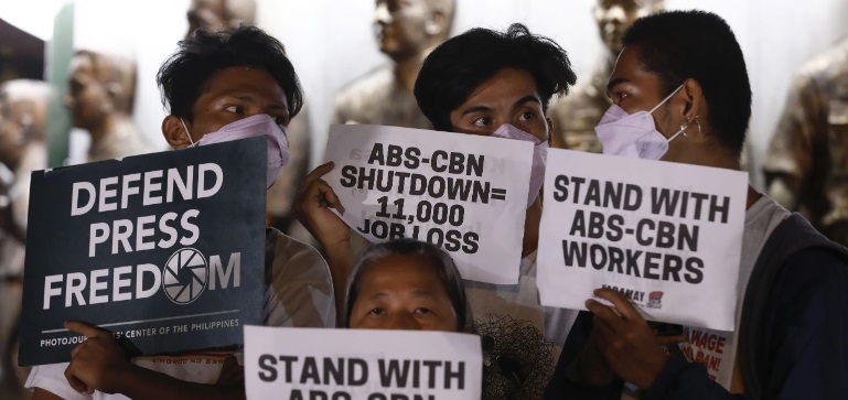 ABS-CBN workers stage a demonstration against the shut down of their network in 2020, highlighting the loss of jobs that will occur as a result. (Photo: Rolex dela Pena/EPA-EFE)