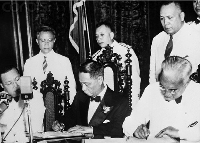 Philippine President Manuel Roxas signs the Treaty of Manila, which recognizes the independence of the Philippines and extinguishes U.S. sovereignty over the islands, with U.S. Ambassador Paul V. McNutt representing the United States. (Photo: malacanang.gov.ph)