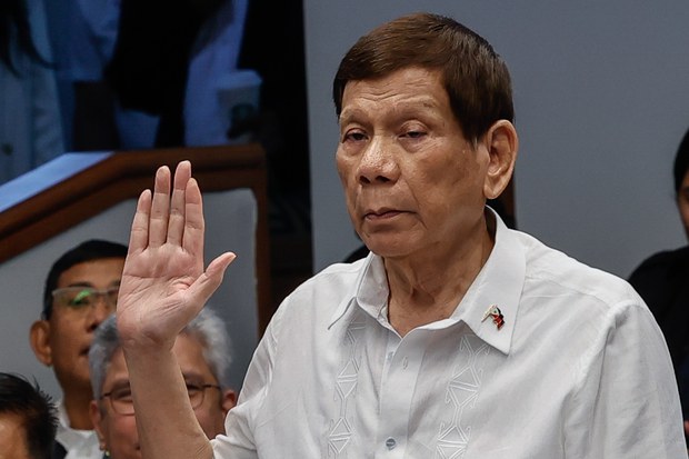 Rodrigo Duterte takes the oath as he appears before the Senate's Blue Ribbon Committee. (Photo: Gerard Carreon/BenarNews)