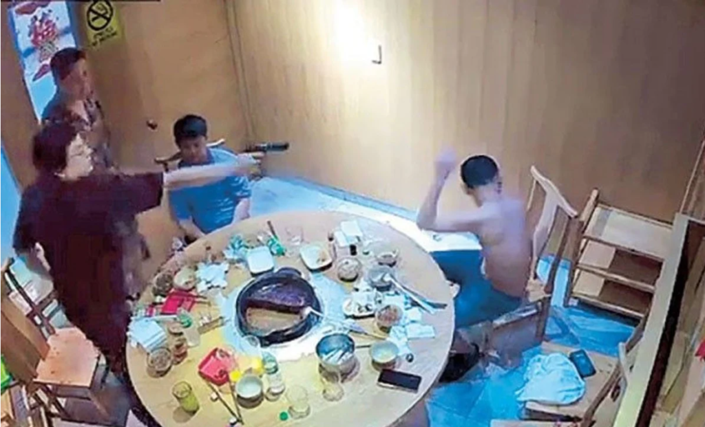 A CCTV screengrab shows Chinese national, Bao Long, shooting dead a 29-year old compatriot of his inside a Chinese restaurant in Makati City. (Photo: Makati City Police Department)