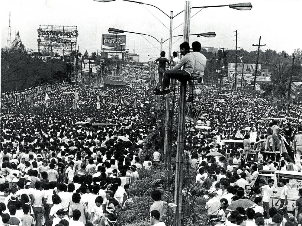 One of the iconic photos from the 1986 EDSA People Power Revolution that toppled the Marcos dictatorship and restored democracy to the country. (Photo: Inquirer.net File)